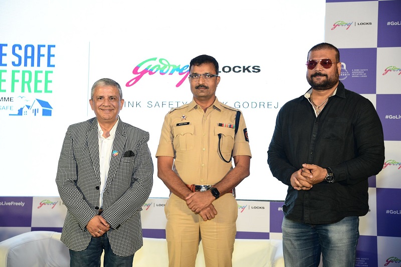 Shyam Motwani, Business Head of Godrej Locks with Purushottam Karad, DCP...