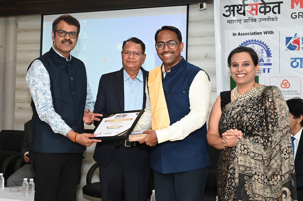 Dinesh More honored with the Arthsanket Achievers Award